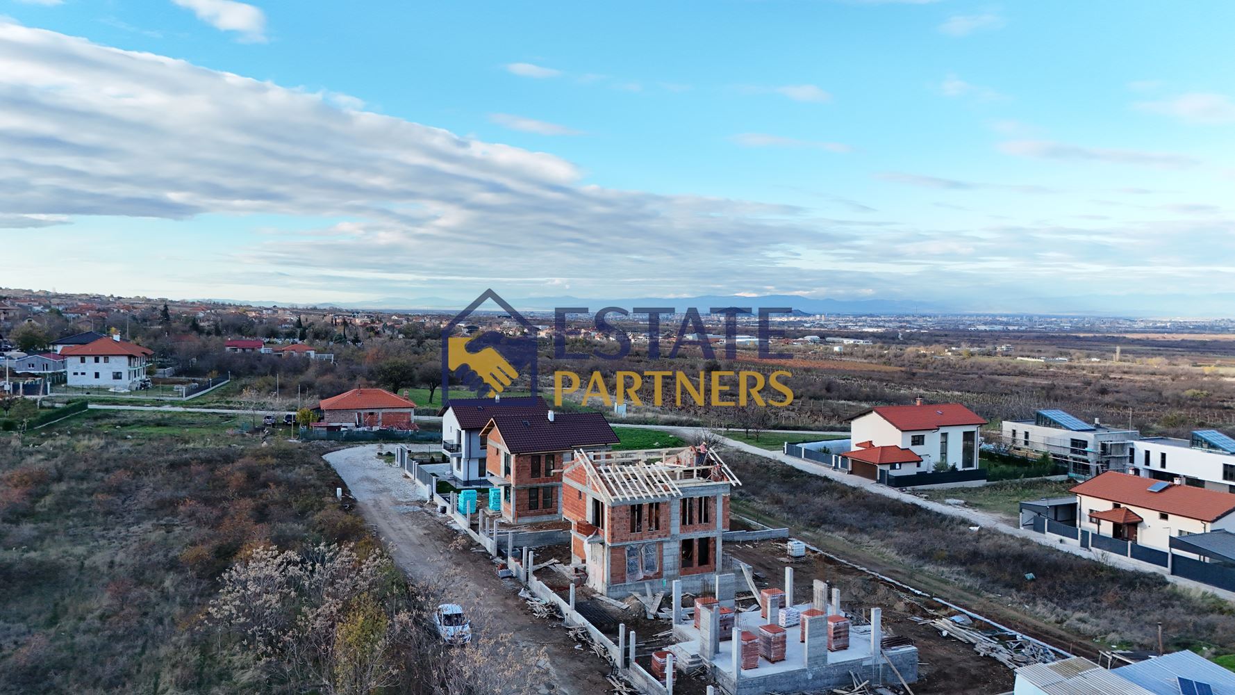 Самостоятелна къща в с. Брестник - 0