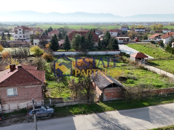 Парцел с къща за реновация в с. Радиново - 0