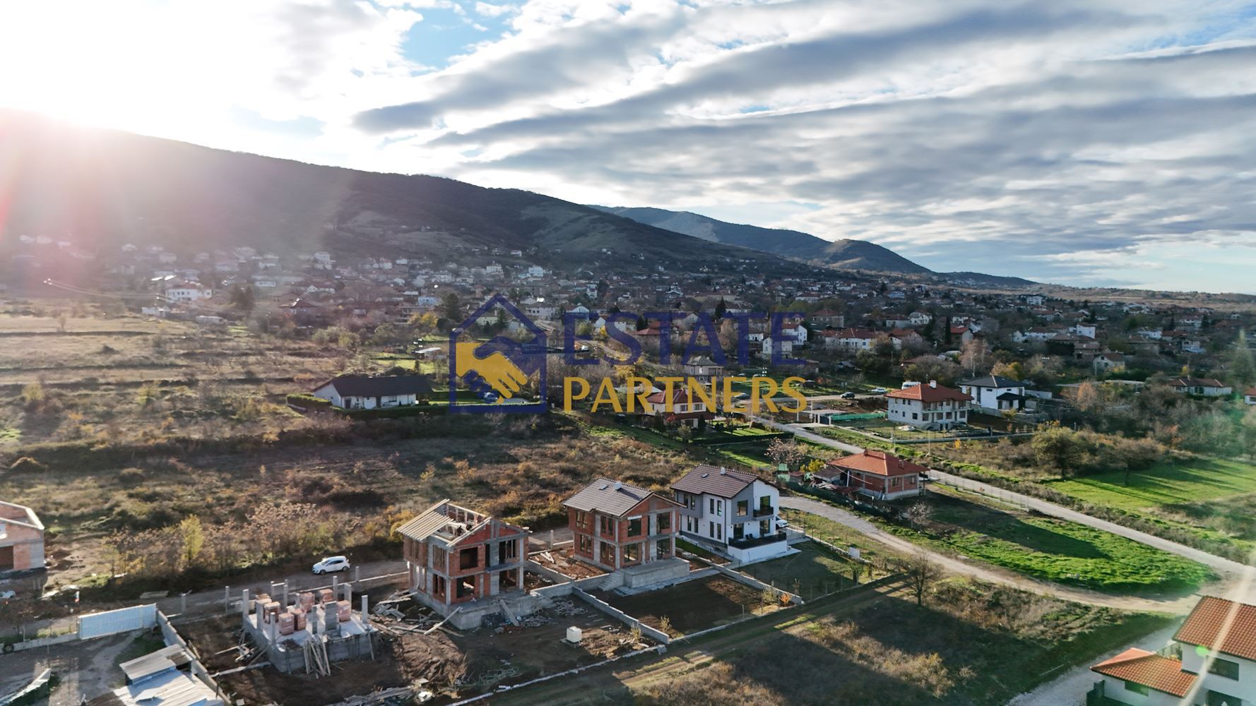 Самостоятелна къща в с. Брестник - 0