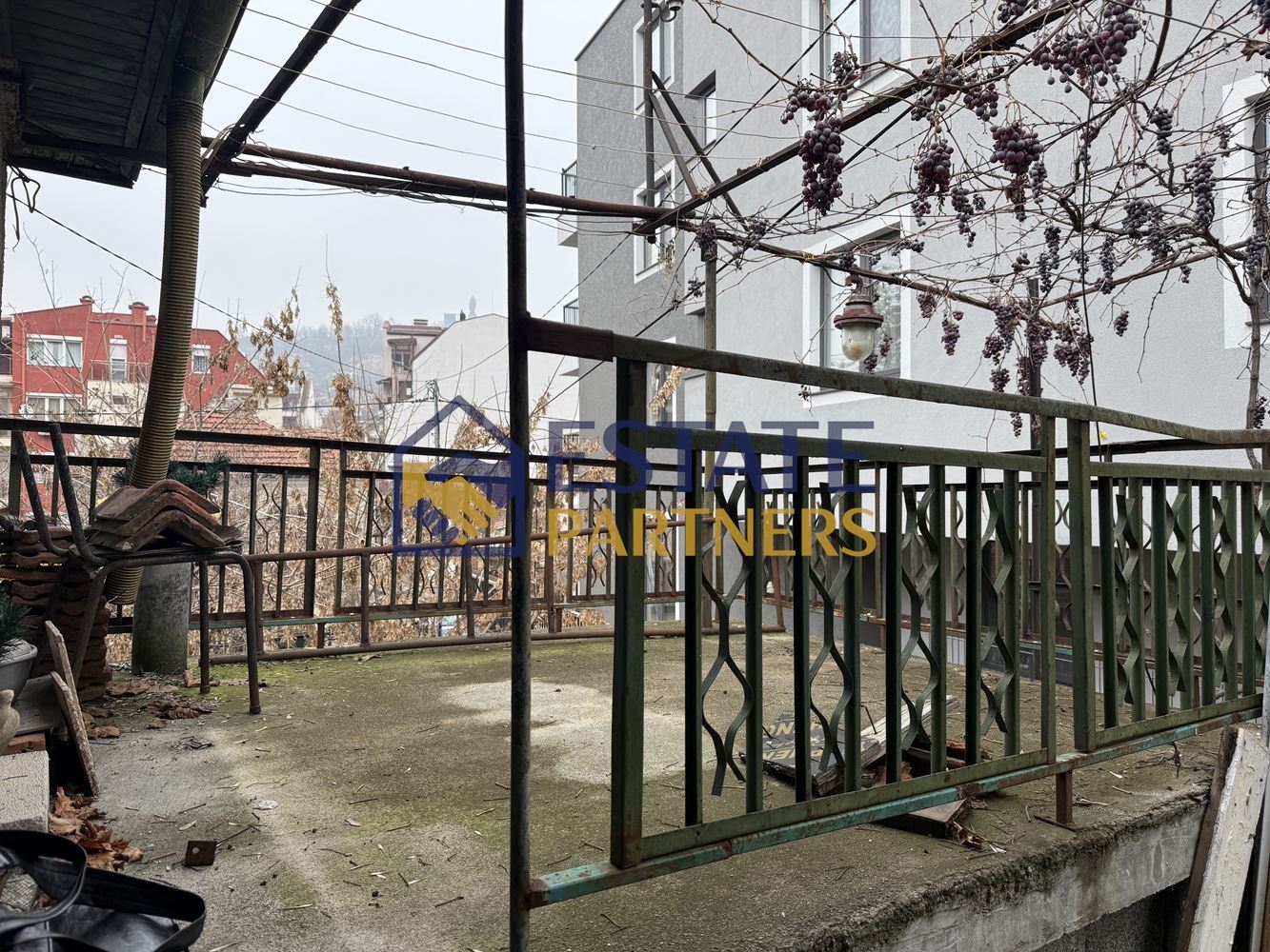 Самостоятелен имот в търсена градска зона – подходящ за инвестиция или реконструкция - 0
