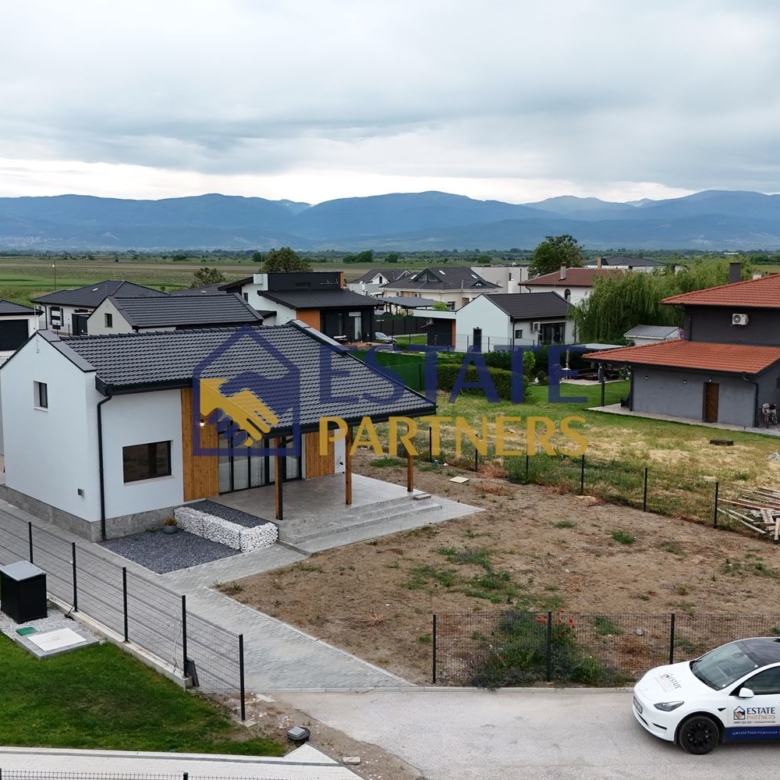 Модерна къща с 3 спални, мезонетна част и собствен двор - 0